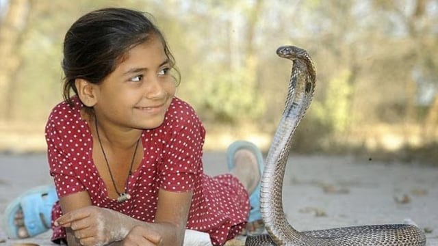 Kajol Khan y una de sus "mejores amigas"