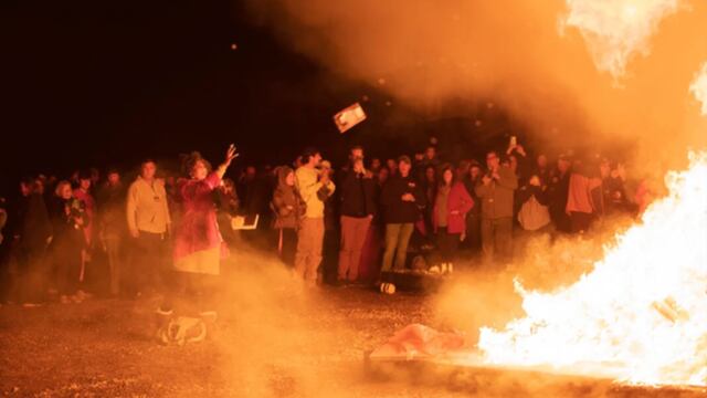 Quema de libros de Crepúsculo y Harry Potter