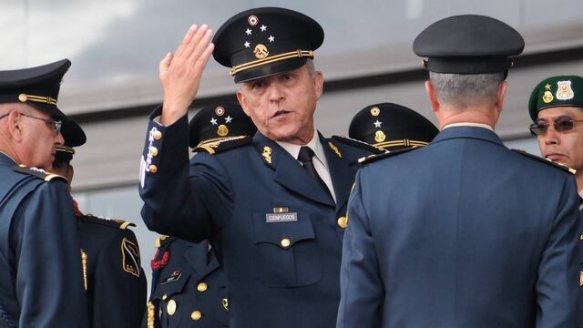 Salvador Cienfuegos. Acercamiento con policías.