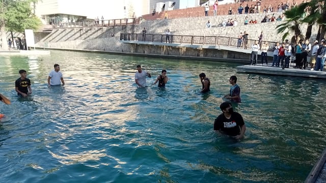 Se meten al agua en Paseo Santa Lucía en Nuevo León