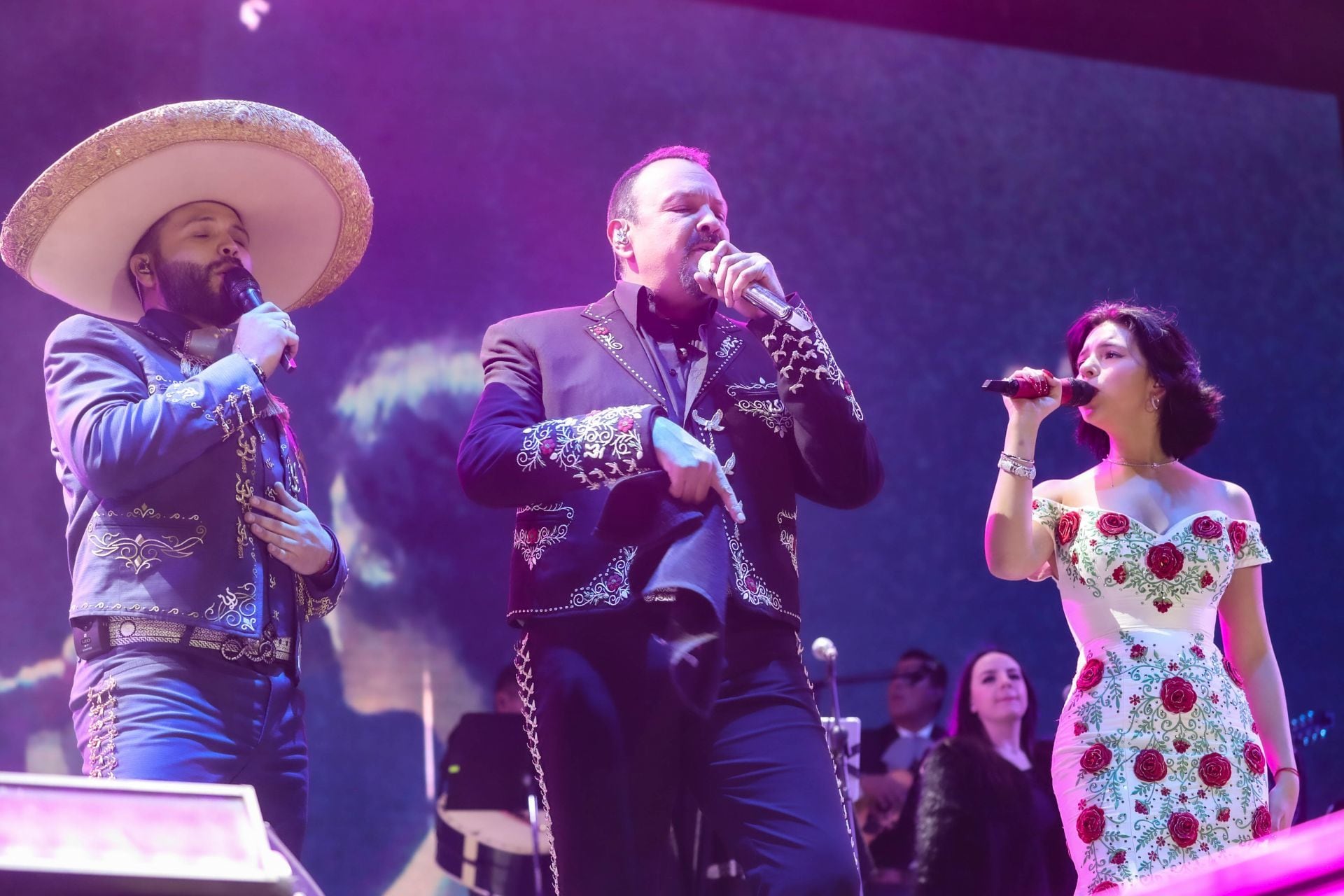 Leonardo Aguilar, Pepe Aguilar y Ángela Aguilar.