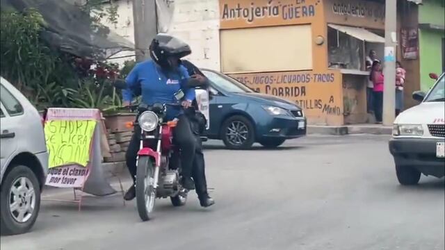 Policia y repartidor
