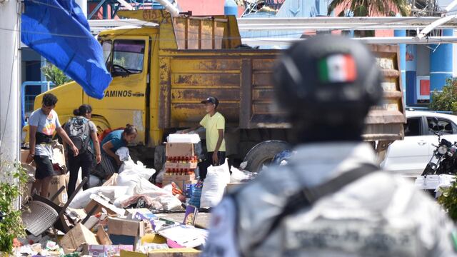 Obtención de víveres y limpieza de escombros continúan en las inmediaciones del puerto de Acapulco tras el paso del huracán “Otis"