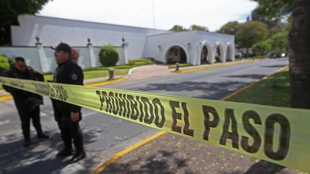 Policías impiden la entrada a Casa Jalisco para no interrumpir los peritajes.