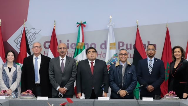 Miguel Barbosa y personal diplomático árabe