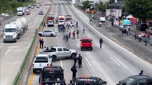 Persecución en Morelos terminó con un coche robado impactado contra el muro de contención del Paso Express Cuernavaca