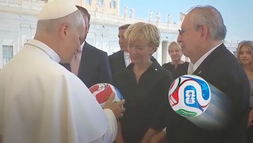 Papa León XVI recibe el balón oficial del Mundial 2026 durante encuentro con embajadores