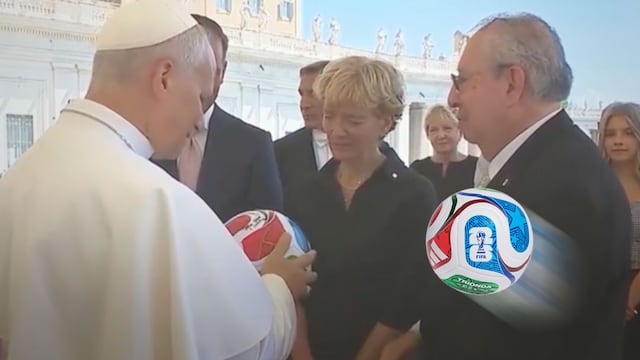 Papa León XVI recibe el balón oficial del Mundial 2026 durante encuentro con embajadores