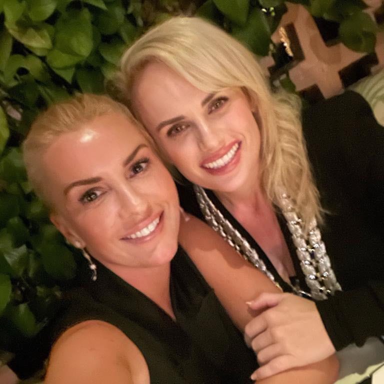 Ramona Agruma y Rebel Wilson
