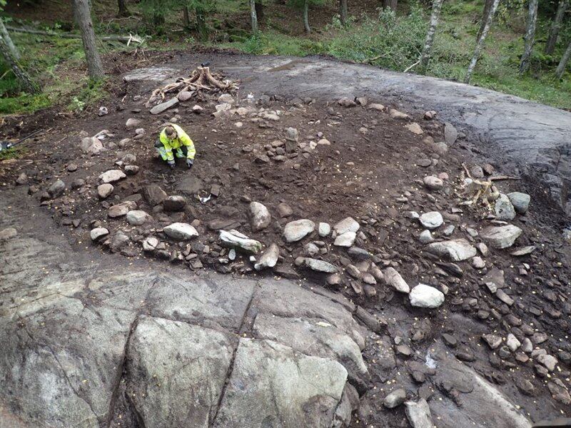 Restos encontrados alrededor de la escultura fálica.