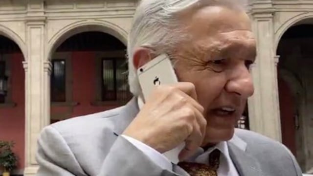 AMLO con iPhone