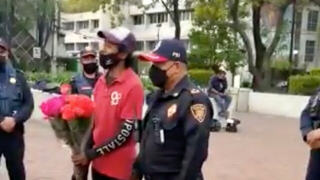 Hombre con ramo de flores