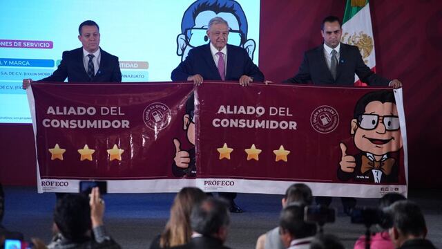 El presidente entrega el distintivo Aliado del Consumidor a dos empresarios gasolineros