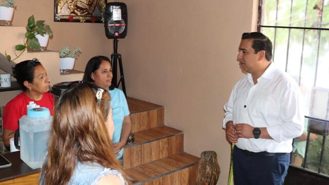 Jesús Nava en recorridos por colonias de Santa Catarina