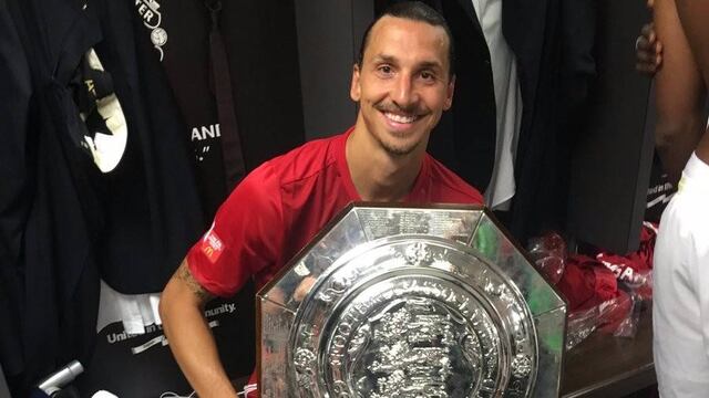 ‘Ibra’ presume cetro conseguido con el ManU