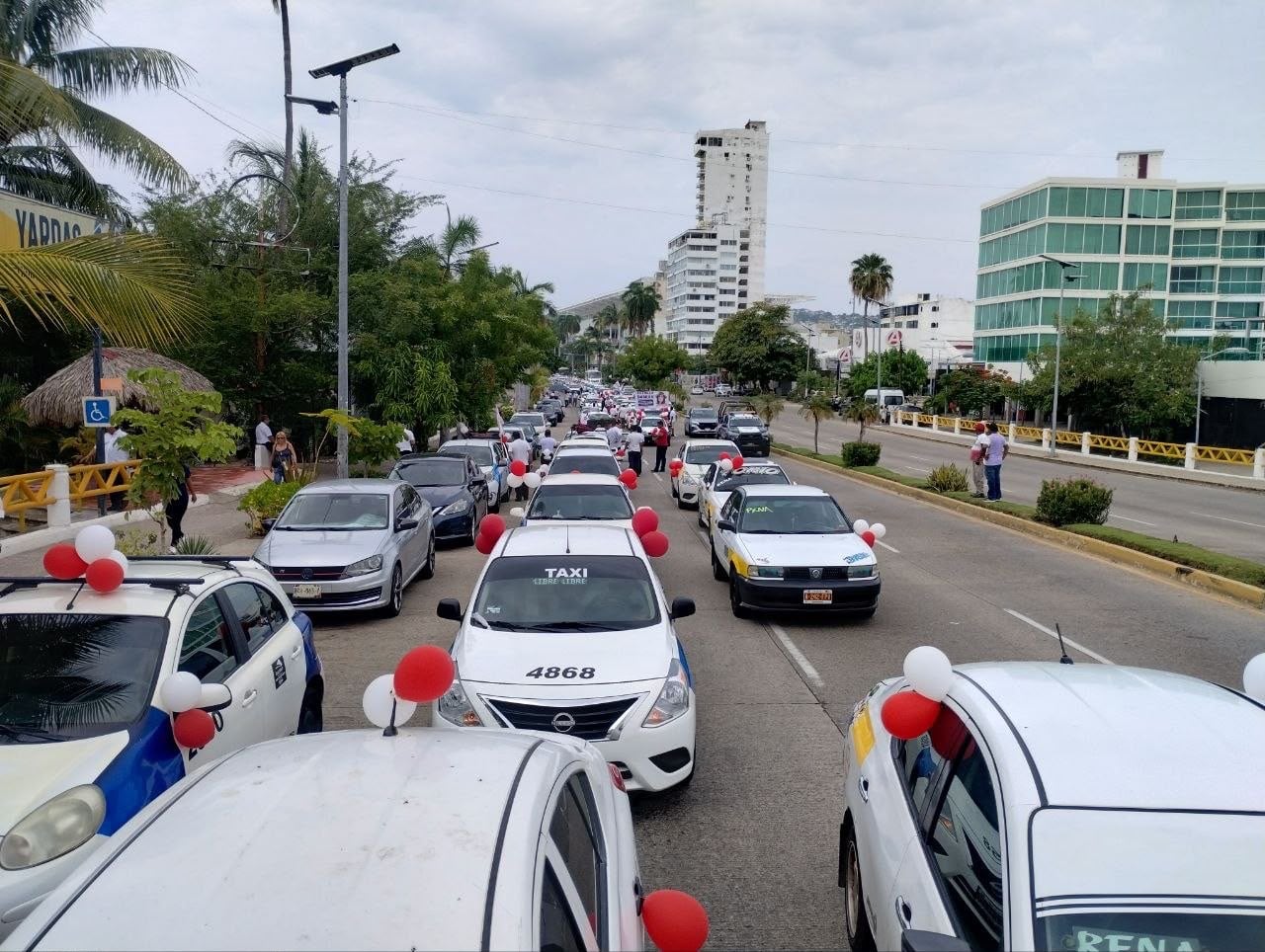 Transportistas realizan caravana vehicular en Acapulco.