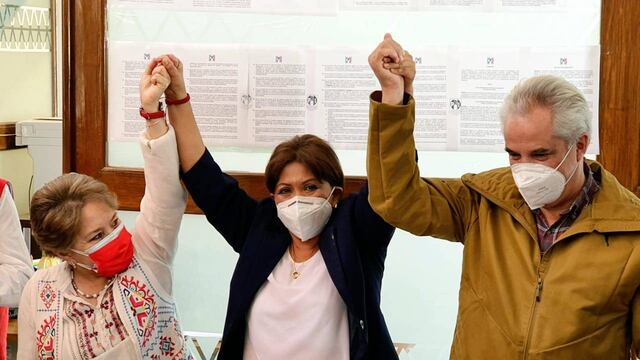 Anabell Ávalos (centro)