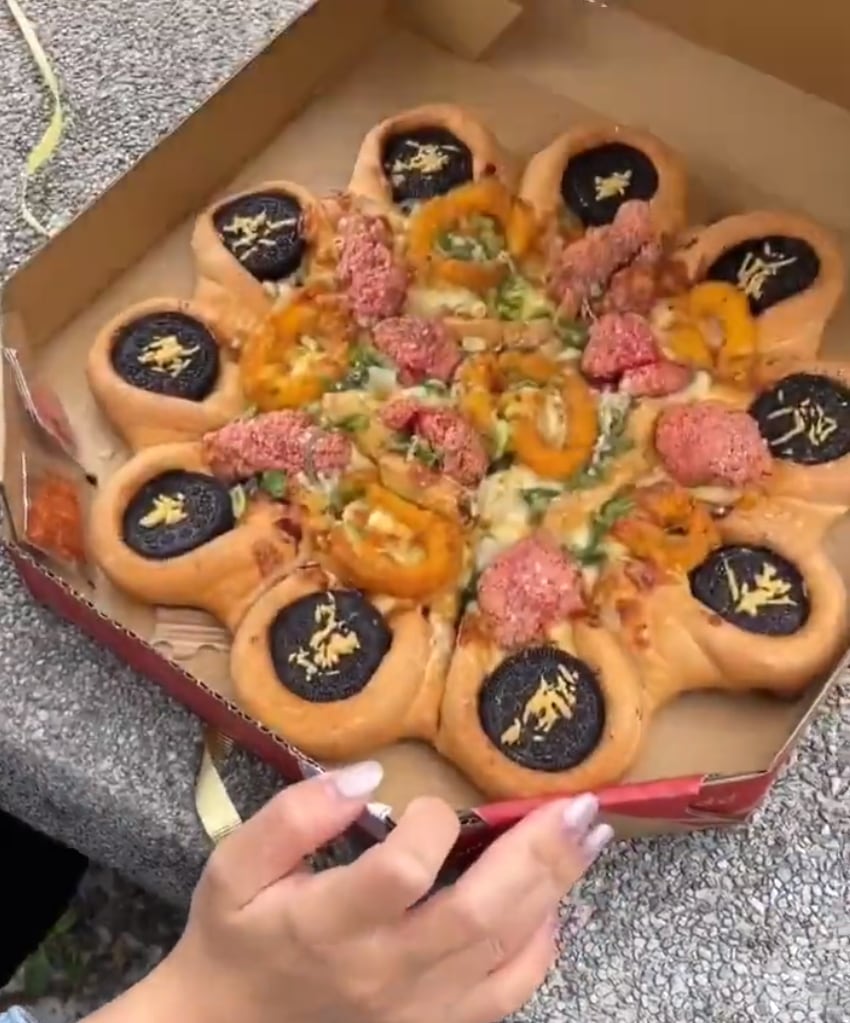 Pizza con galletas Oreo, pollo frito y trozos de calamar