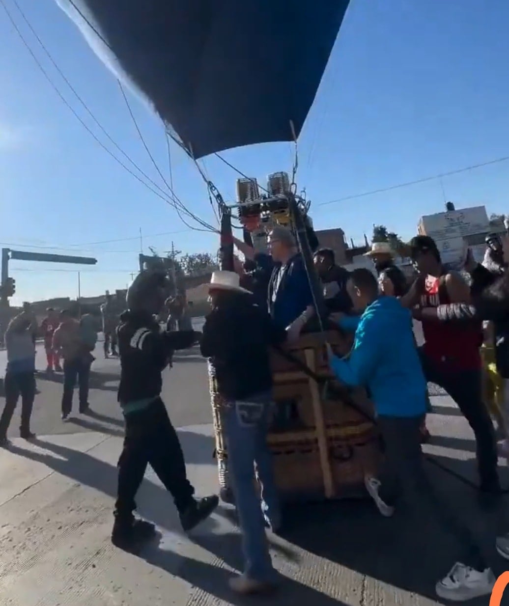 Globo aerostático aterriza de emergencia en una avenida de León