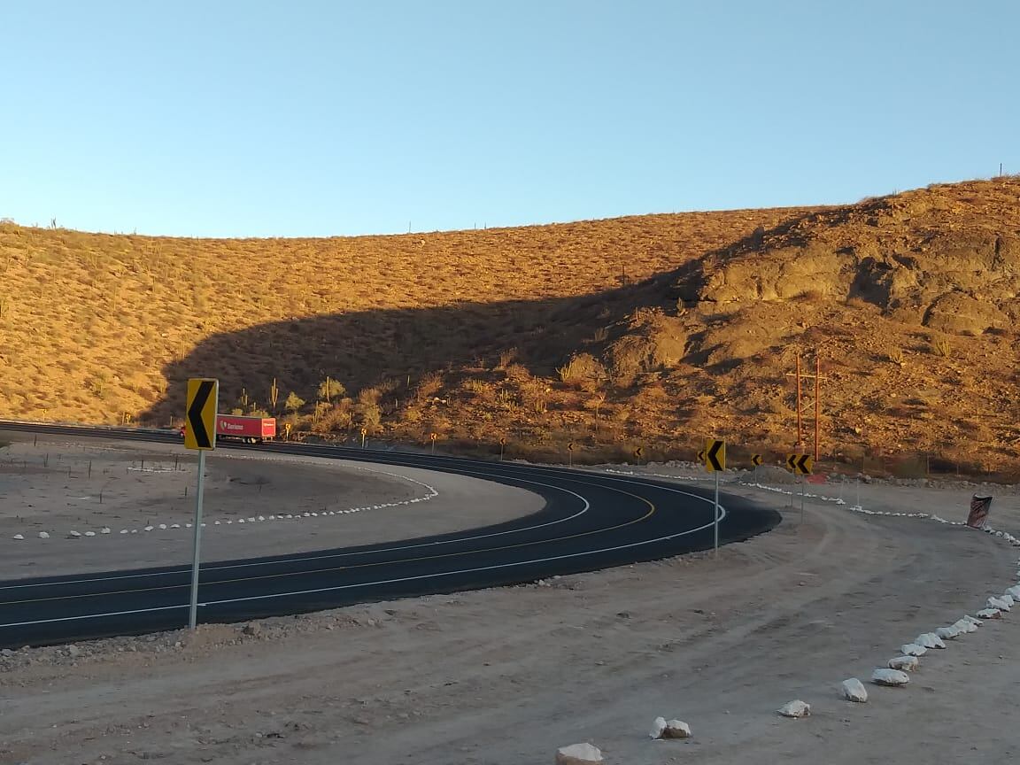 Trabajadores realizan levantamientos topográficos sobre el manglar como una posibilidad para colocar las megaestructuras de la red que conectarán.