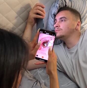 Cacha infidelidad de su novio haciéndole zoom a su ojo mientras veía a otra