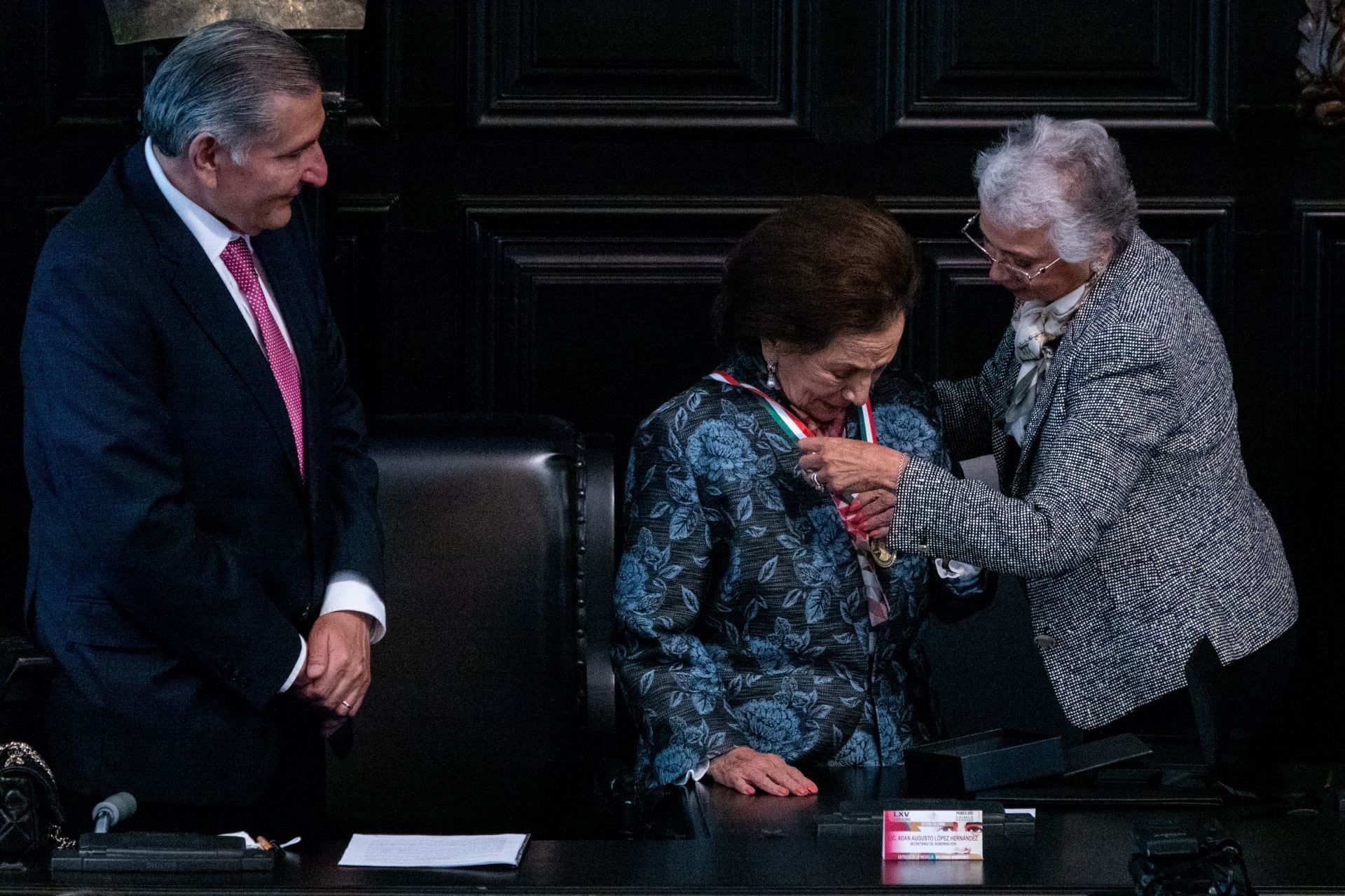 Ifigenia Martínez recibe medalla Belisario Domínguez