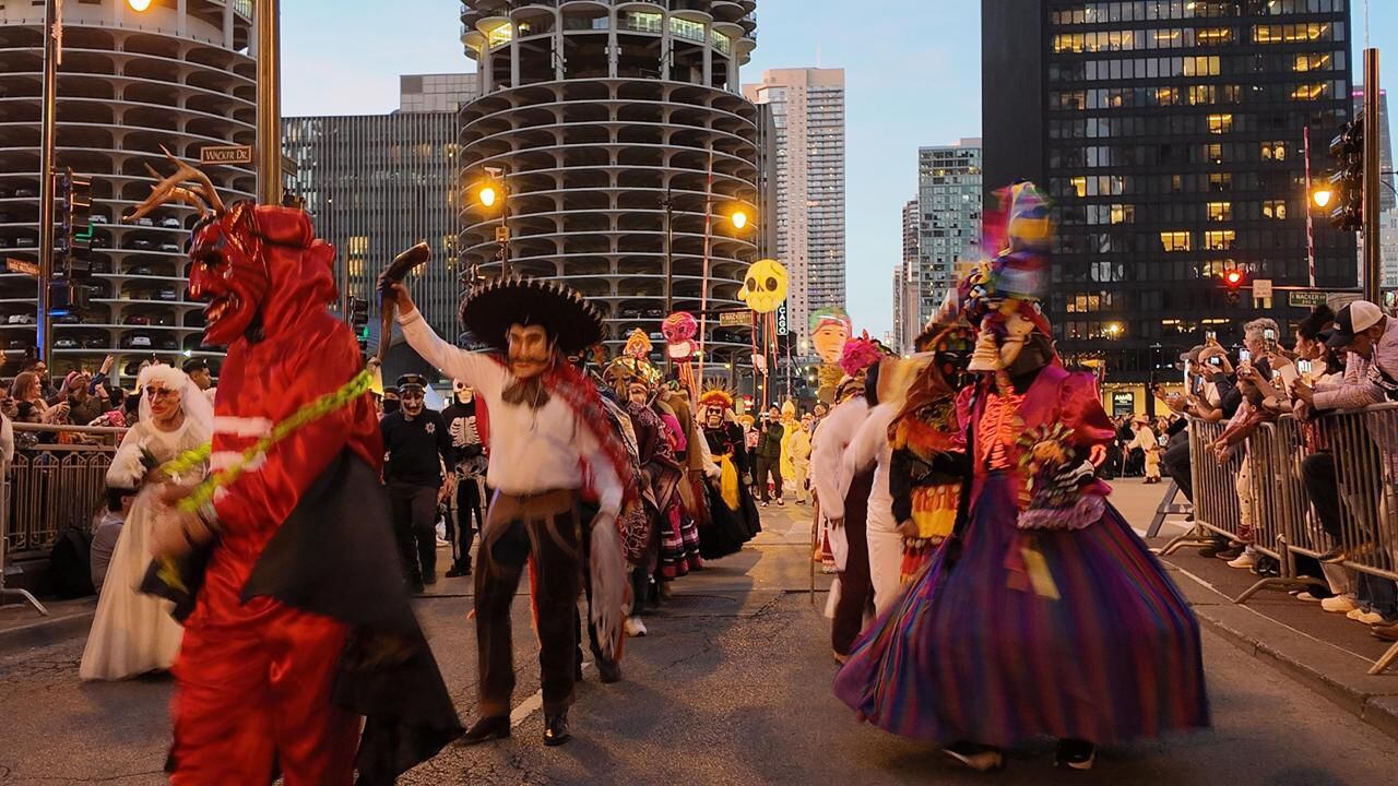 Festividad de Xantolo en desfile Arts in the Dark de Chicago