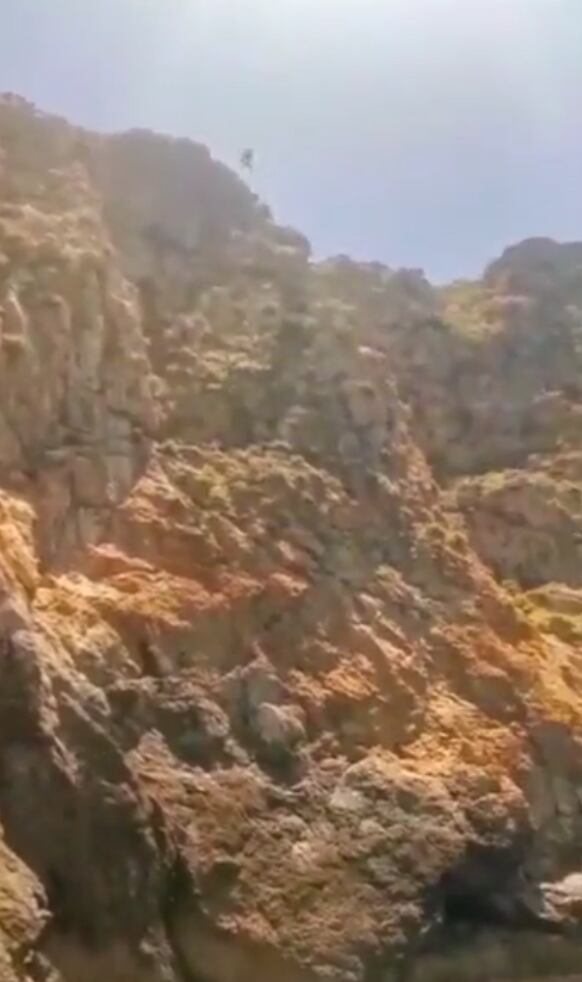 Turista saltando desde un acantilado en las islas Malgrats