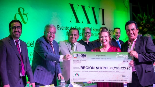 Rubén Rocha entrega estímulos económicos a maestros de Sinaloa