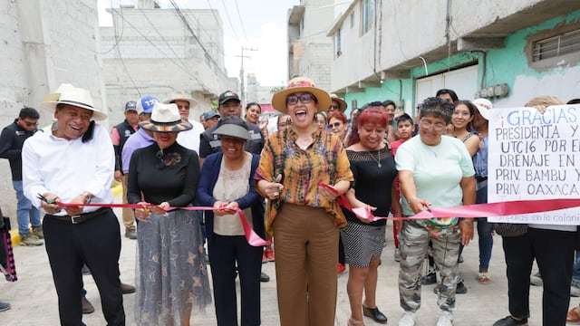 Azucena Cisneros lleva agua potable y pavimentación a Santa María Tulpetlac.