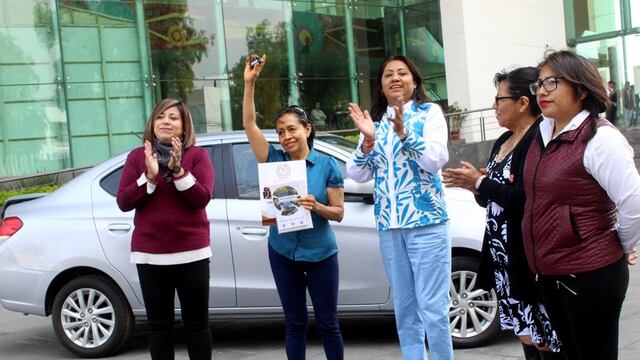 Xóchitl Flores Jiménez entrega auto a ganadora de rifa
