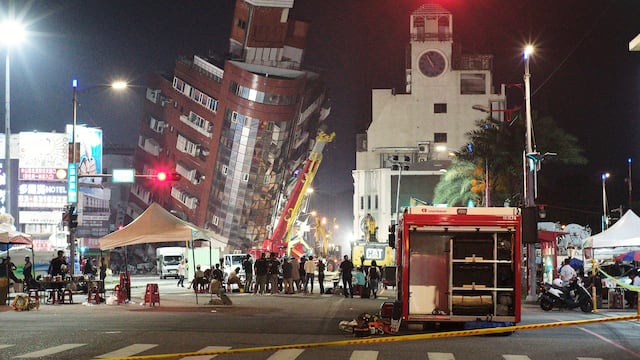 Edificios inclinados apunto de derrumbarse tras terremoto de magnitud 7.4 en Taiwán