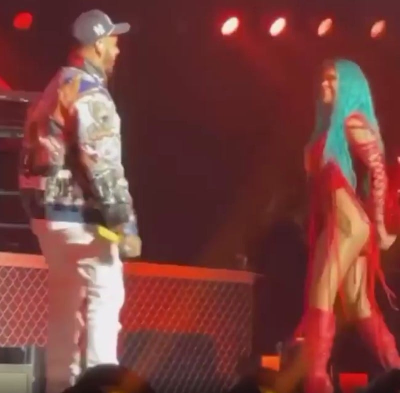 Anuel AA sorprende a KArol G en su concierto