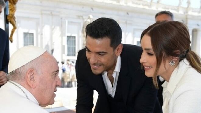 La foto de Carlos Rivera, Cynthia Rodríguez y el Papa Francisco que delató su matrimonio