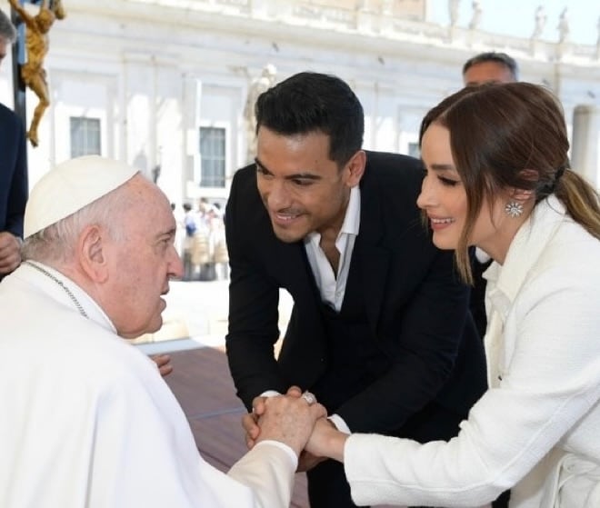 Carlos Rivera y Cynthia Rodríguez visitando al Papa