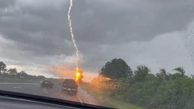 Rayo impacta camioneta
