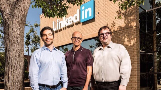 Jeff Weine, CEO de LinkedIn; Satya Nadella, CEO de Microsoft; y Reid Hoffman, presidente de la junta directiva, co-fundador y accionista de control de LinkedIn.