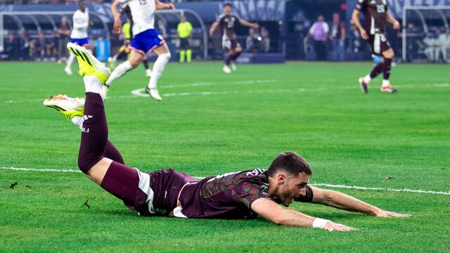 Santiago Giménez; en Selección Mexicana.