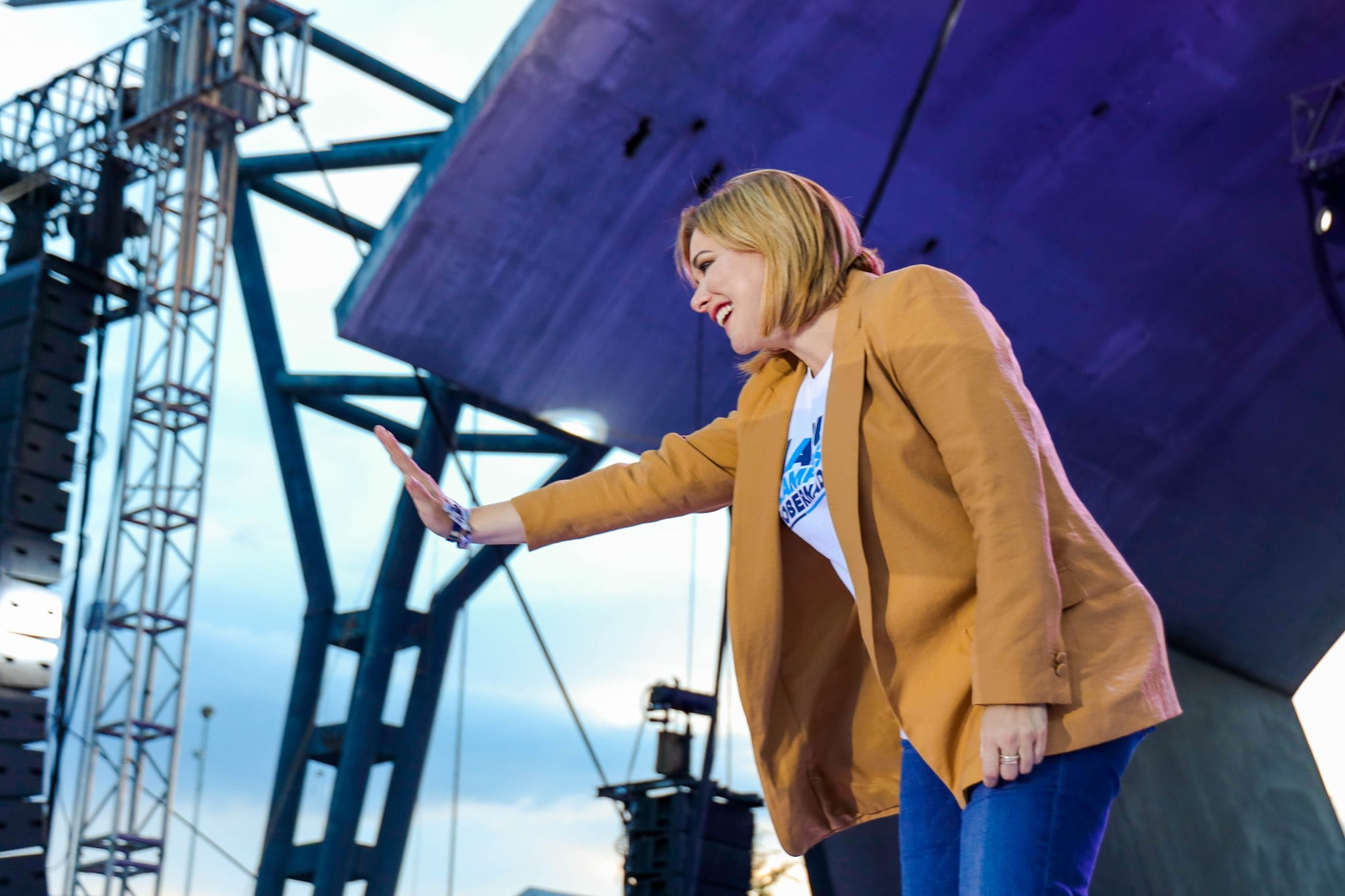 Maru Campos mantiene una ventaja de 14 puntos en Chihuahua