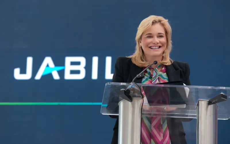 Maru Campos fue invitada de honor a la celebración de los 25 años de Jabil en Chihuahua.