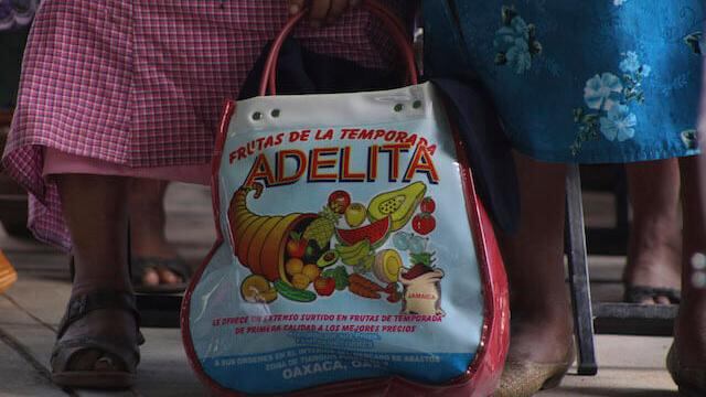 Siete mujeres que atienden la cocina comunitaria de Santa María Alotepec fueron detenidas por no prestar los trastes al alcaldes