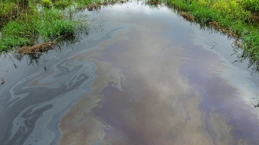 Derrame de hidrocarburo en río Cazones genera preocupación entre habitantes de Poza Rica
