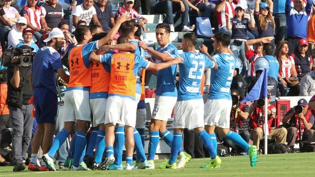 Cruz Azul festeja gol contra Chivas.