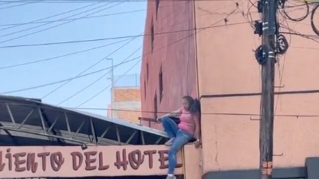 Mujer se cuelga de techo de un hotel