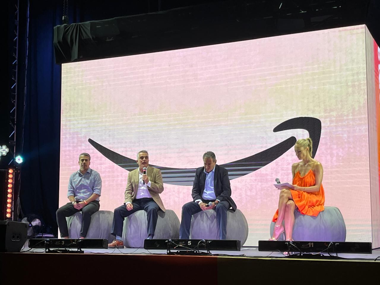 Pavel Pardo, ex futbolista; José Romano, vicepresidente comercial de la FMF; Pedro Huerta, Country Manager de Amazon México