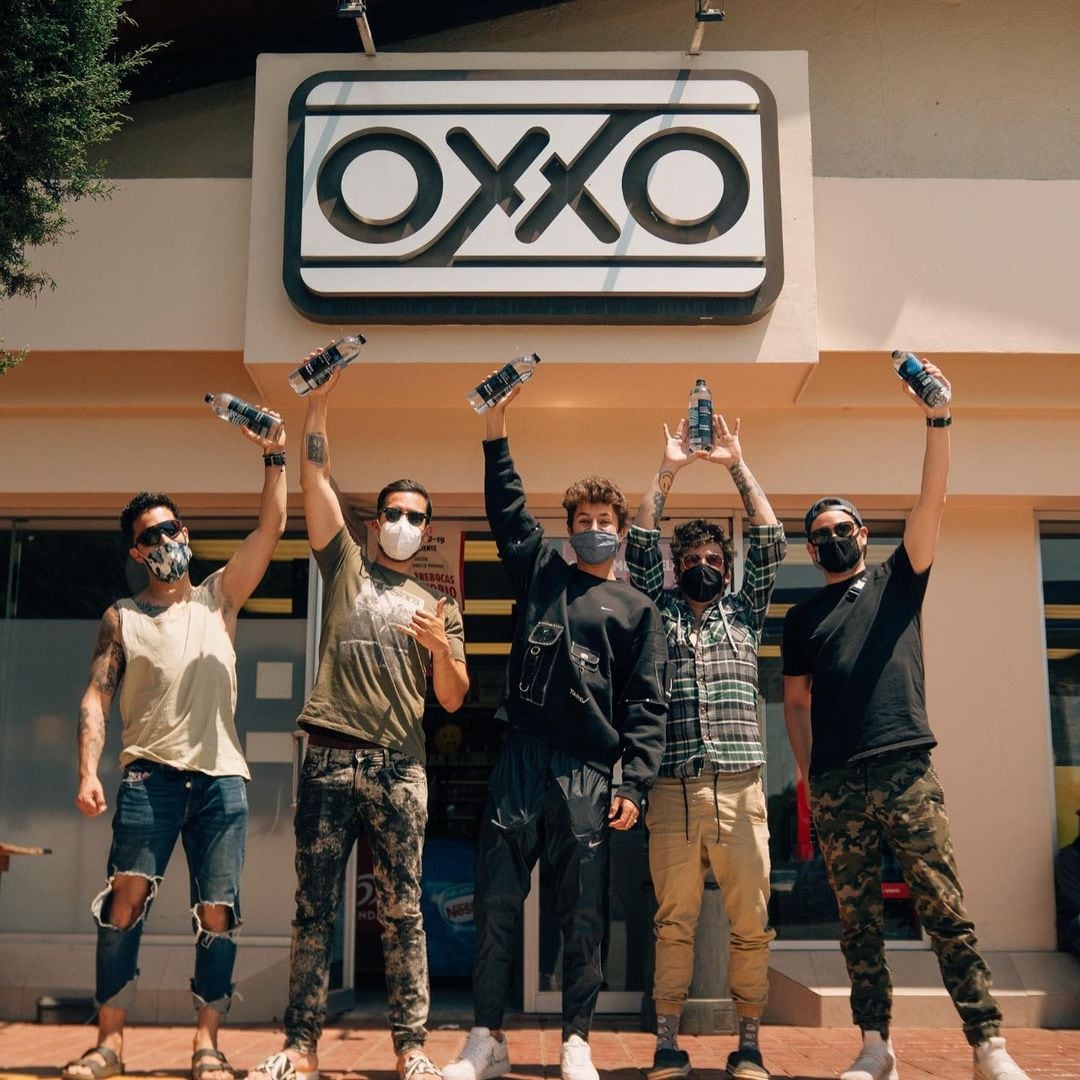 Influencers con Water People en Oxxo