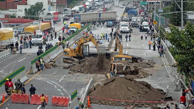 El socavón en el Paso Exprés de Cuernavaca le costó la vida a dos personas.