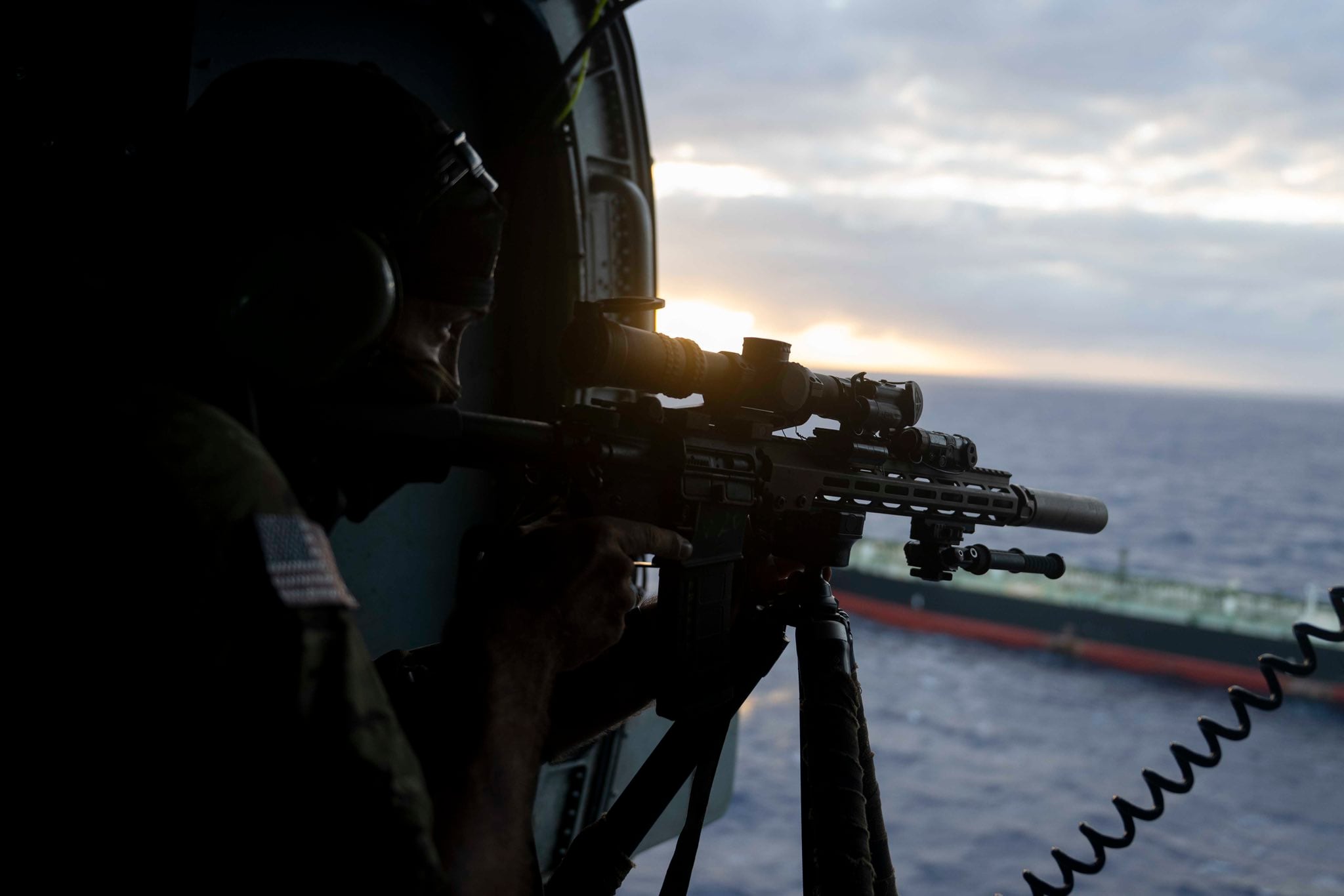 Departamento Guerra muestra persecusión a buque petrolero.