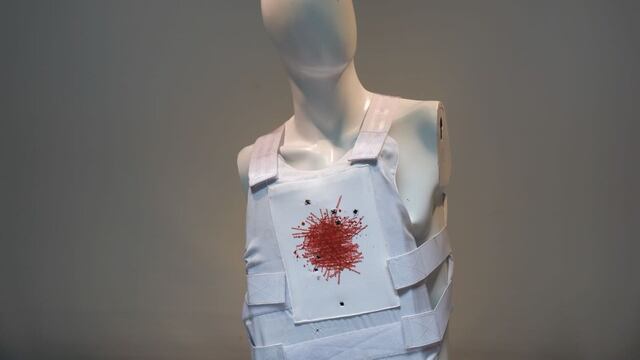 Chaleco antibalas cubierto de notas periodísticas.