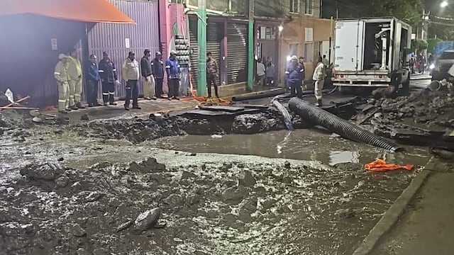 Se reactiva mega fuga de agua en Iztapalapa pese a labores de reparación